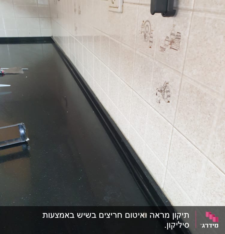 כלי עבודה על משטח עבודה במטבח